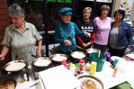Flukse en â€˜blaffendeâ€™ vrywillige dames besig om tydens hulle skof pannekoek te bak, met Annalie Jonker 3de van links